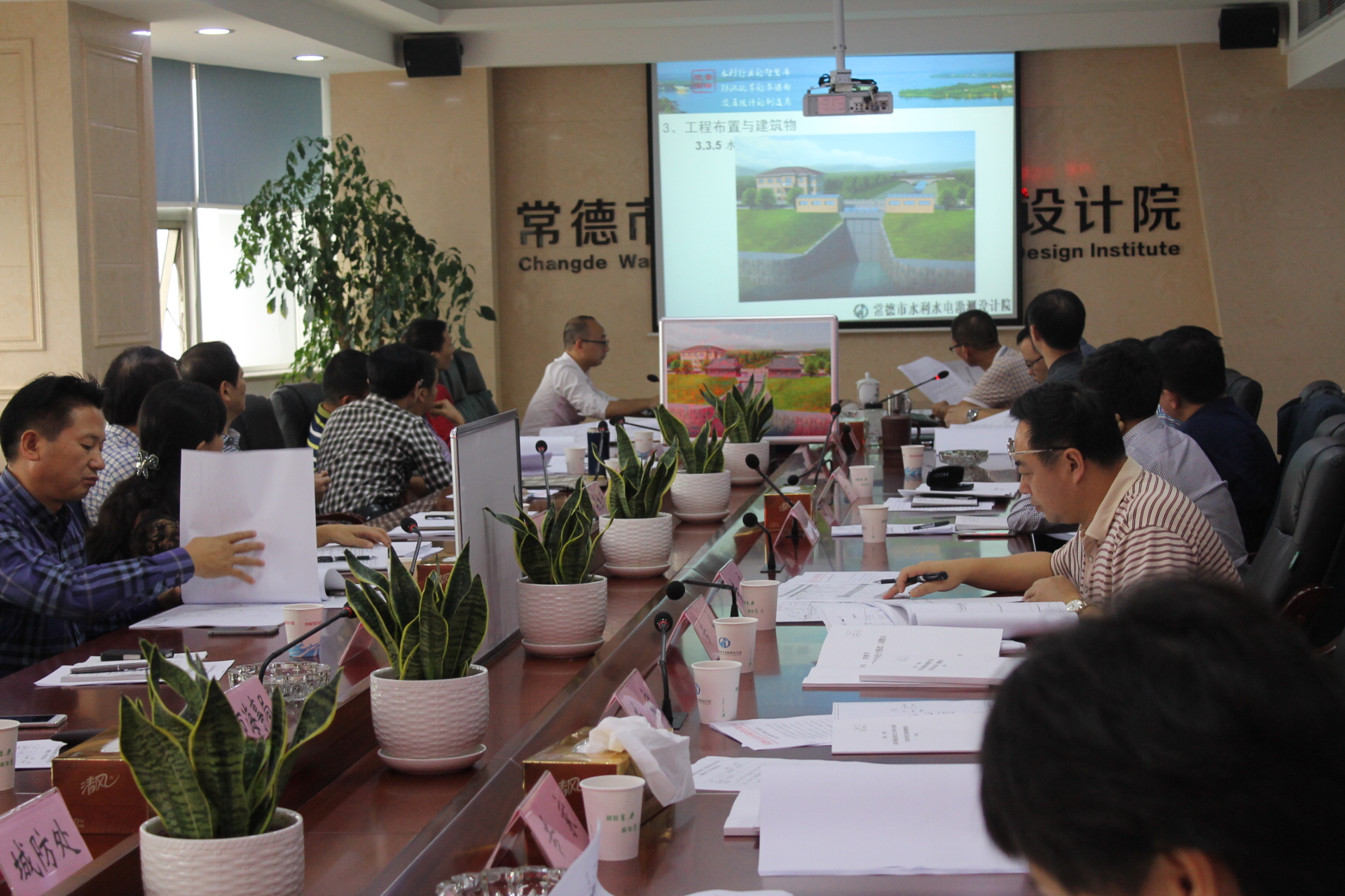 专家组听取汇报.jpg
