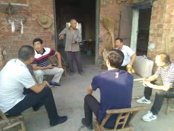 与贫困户交流.jpg