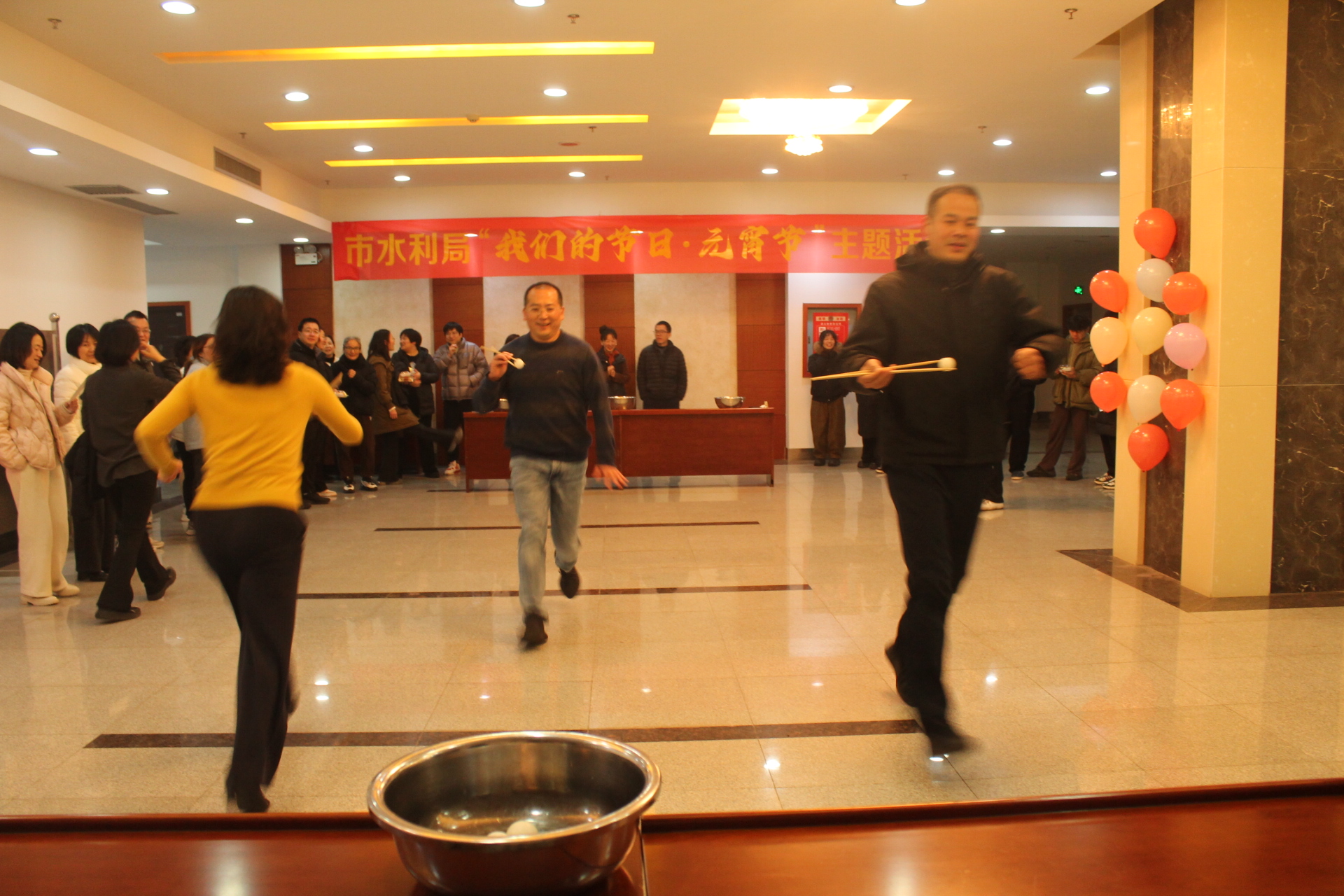 筷子夹元宵.JPG