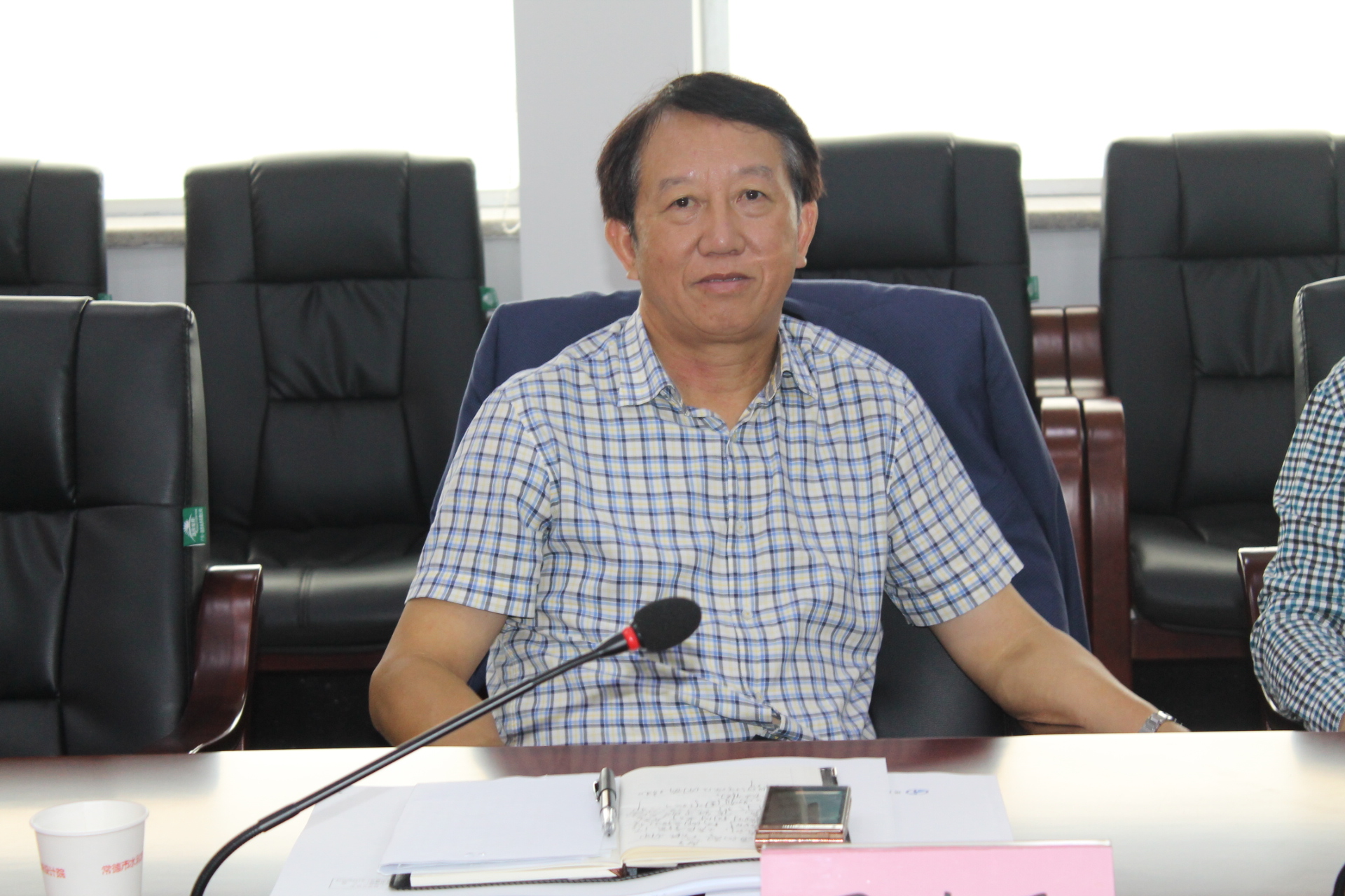 市委巡视员、市委政法委副书记吴生元听取汇报.jpg