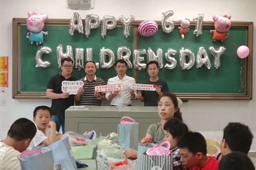 为孩子们送祝福.jpg