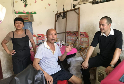 访问贫困户.jpg